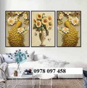 Bức tranh chim công vàng tỏa sáng không gian